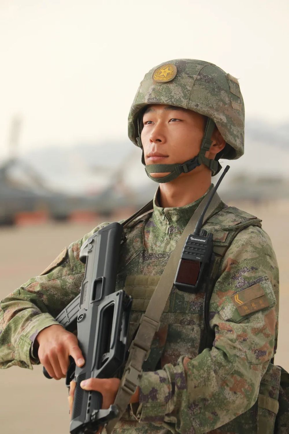 『最新軍裝揭秘，潮流與威嚴(yán)并存』