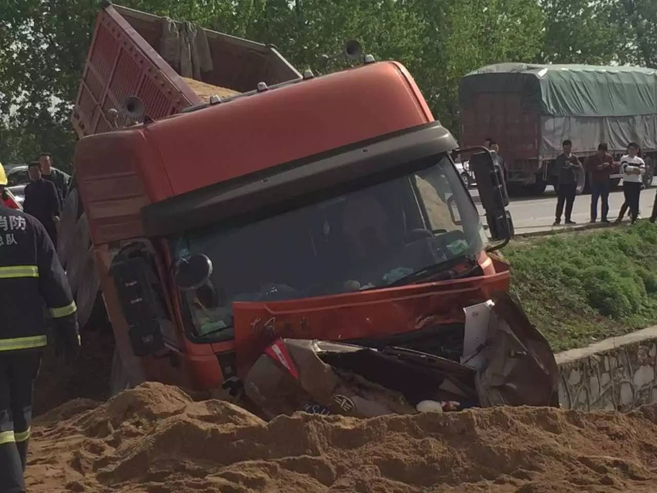 信陽(yáng)312國(guó)道車禍?zhǔn)录疃确治雠c最新報(bào)道