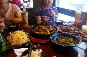 最新石鍋菜主題餐廳，勵(lì)志美食盛宴，融合自信、成就與味蕾享受